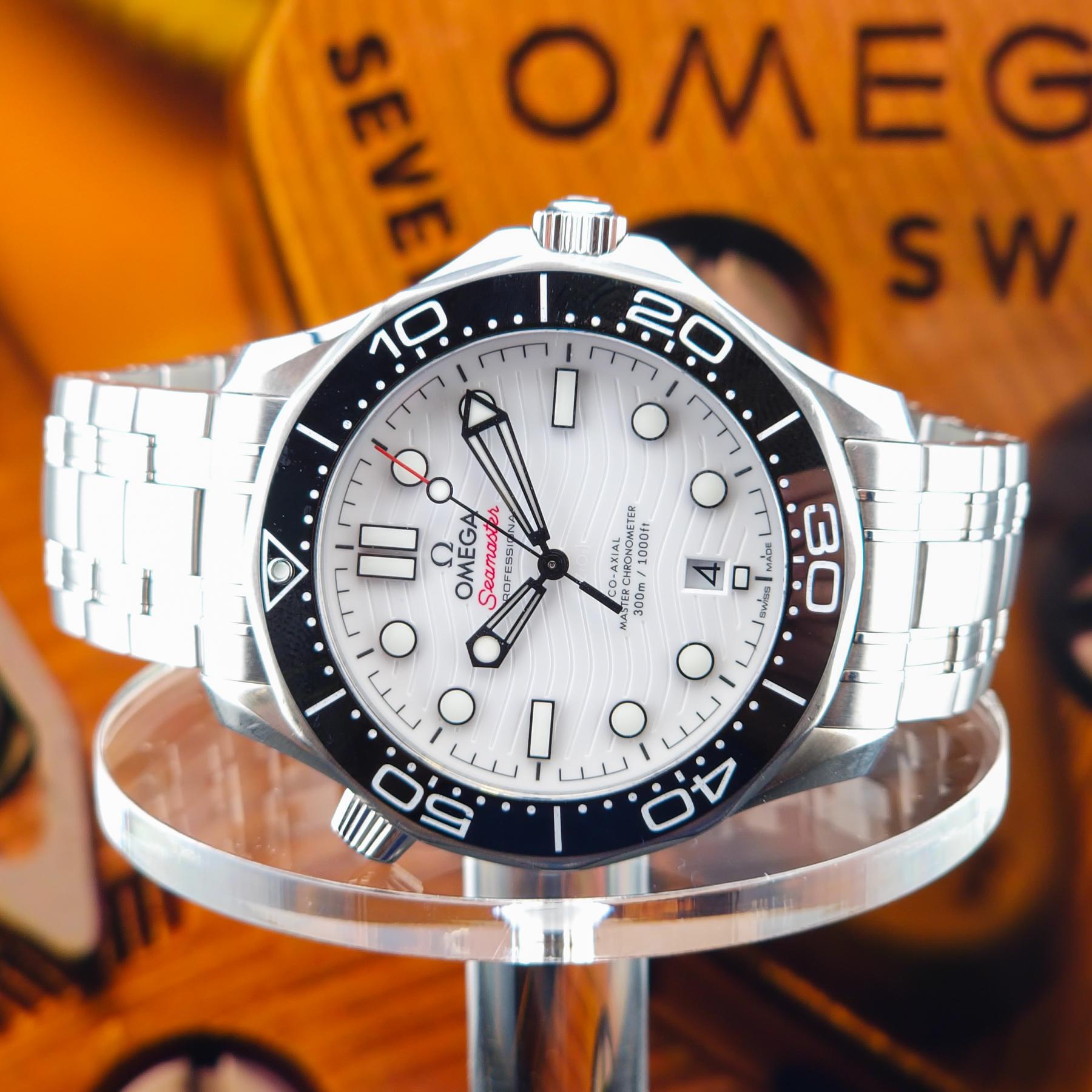 Omega Seamaster Diver 300M White Dial Full Set – Includes OEM Steel Bracelet, Rubber, & NATO
