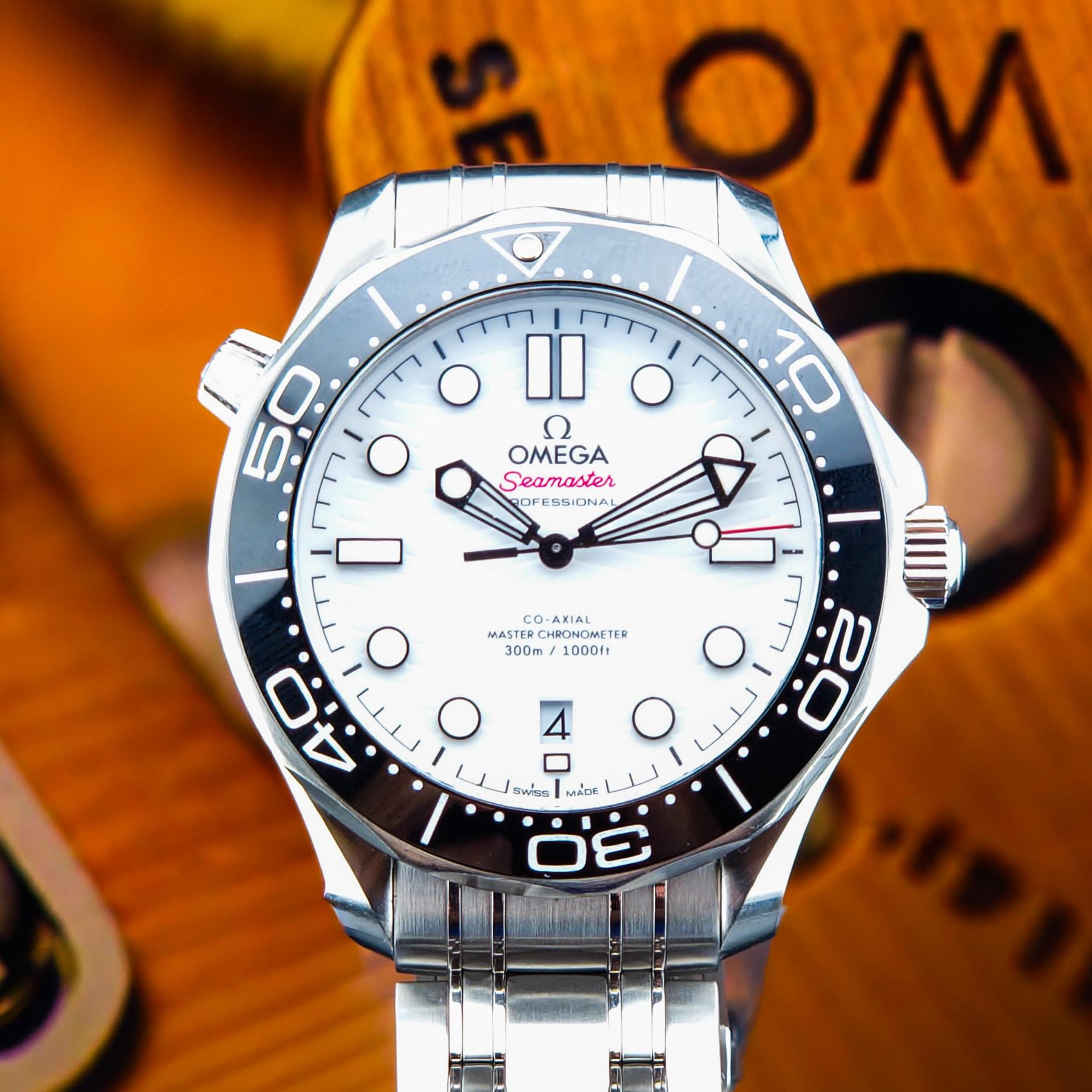 Omega Seamaster Diver 300M White Dial Full Set – Includes OEM Steel Bracelet, Rubber, & NATO